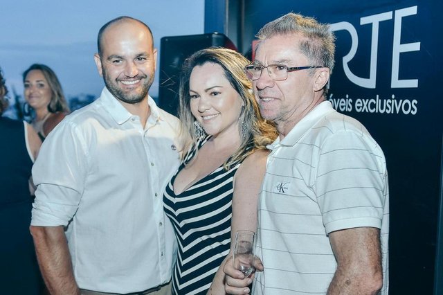 Alex Renosto celebrou a data querida com as atenções de sua mulher, Aline Rodrigues, filha do anfitrião do rooftop da Nova Arte Móveis Exclusivos, Francisco Lindomar Rodrigues, quinta-feira no Vint Offices Caxias do Sul, RS, Brasil Alex Renosto celebrou a data querida com as atenções de sua mulher, Aline Rodrigues, filha do anfitrião do rooftop da Nova Arte Móveis Exclusivos, Francisco Lindomar Rodrigues, quinta-feira no Vint Offices Caxias do Sul, RS, Brasil