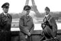 não_publicada Adolf Hitler, Albert Speer, Arno Breker** FILE ** Adolf Hitler, center, poses with architect Albert Speer, left, and sculptor Arno Breker, right, in front of the  Eiffel Tower in Paris in this June 23, 1940 file photo. Works by sculptor Arno Breker, favored by the Nazis for his monumental, classically inspired figures, went on display Friday amid controversy over Brekers links to Adolf Hitler and his flourishing career in the Third Reich. (AP Photo) Fonte: AP