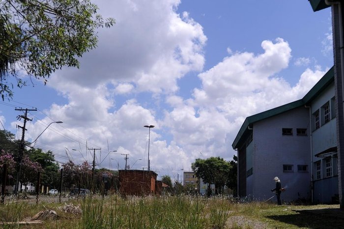 Roçada diminuiu consideravelmente aspecto de abandono de instituição