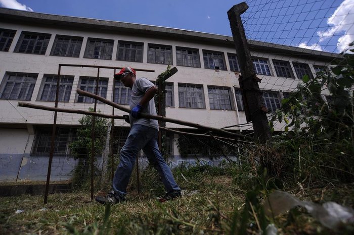 Terreno anexo à escola que apresentava chamativa degradação, ganhou significativa melhoria