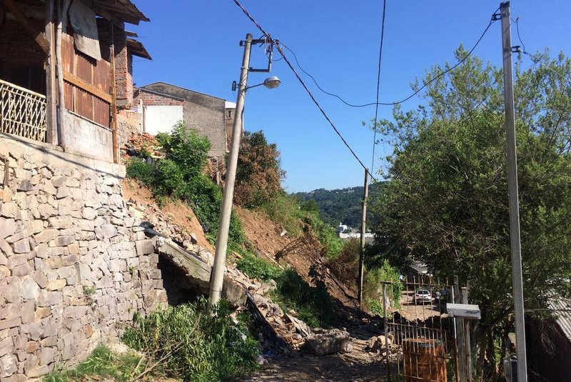 Situação de risco após deslizamento de terra causa apreensão entre moradores de loteamento do bairro Cruzeiro.