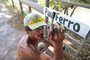  PORTO ALEGRE, RS, BRASIL - 18/02/2019 - Maurílio Duarte, letrista que está refazendo as placas com os nomes das árvores na Av. Ipiranga.