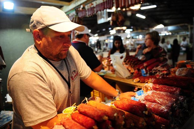 CAXIAS DO SUL, RS, BRASIL, 26/02/2019. 32ª Festa Nacional da Uva - Movimento nos pavilhões da Festa da Uva. Pavilhão Dois, feira de agroindústria. Na foto, banda Rei do Salame, Gilberto Koloski. (Porthus Junior/Agência RBS) CAXIAS DO SUL, RS, BRASIL, 26/02/2019. 32ª Festa Nacional da Uva - Movimento nos pavilhões da Festa da Uva. Pavilhão Dois, feira de agroindústria. Na foto, banda Rei do Salame, Gilberto Koloski. (Porthus Junior/Agência RBS)