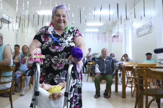  PORTO ALEGRE, RS, BRASIL, 28.02.2019. Baile de carnaval no Asilo Padre Cacique. Na foto,  Noraci Terezinha Moraes, 82 anos (moradora).FOTO: ISADORA NEUMANN/AGÊNCIA RBSIndexador: ISADORA NEUMANN