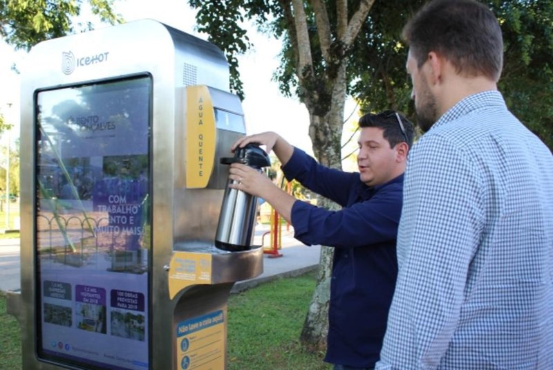 Equipamento que oferece água quente e gelada é instalada em praça de Bento Gonçalves