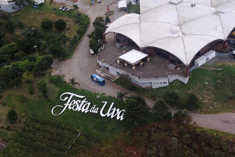 CAXIAS DO SUL, RS, BRASIL (06/03/2019)Um helicóptero realiza, a partir dos Pavilhões, voos panorâmicos sobre o Parque de Eventos. A empresa Tri táxi Aéreo também oferece a possiblidade de visitar vinícolas da região como a vinícola Luiz Argenta e conehcer um pouco mais sobre a produção de vinho na Serra. (Antonio Valiente/Agência RBS)