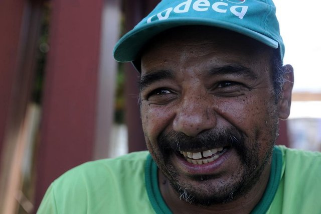 CAXIAS DO SUL, RS, BRASIL, 04/03/2019 - Alcindo Paim, 49, é gari há nove anos, contratado pela Codeca. O sorriso é sua marca registrada. Ele é personagem da série Tá Na Festa, que retrata o cotidiano das pessoas comuns na Festa da Uva. (Marcelo Casagrande/Agência RBS) CAXIAS DO SUL, RS, BRASIL, 04/03/2019 - Alcindo Paim, 49, é gari há nove anos, contratado pela Codeca. O sorriso é sua marca registrada. Ele é personagem da série Tá Na Festa, que retrata o cotidiano das pessoas comuns na Festa da Uva. (Marcelo Casagrande/Agência RBS)