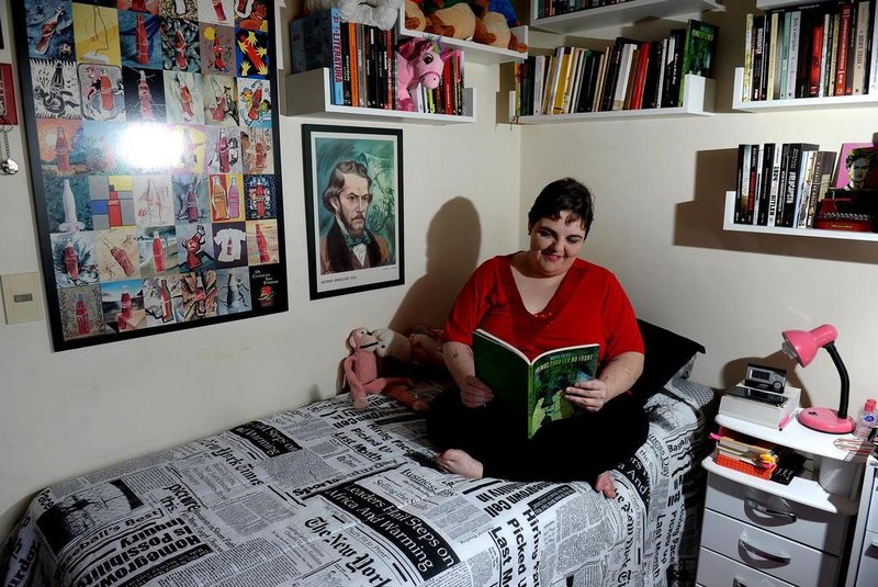  CAXIAS DO SUL, RS, BRASIL, 12/03/2019A escritora Maya Folks, fala sobre seu novo livro Poemas para ler no front. (Lucas Amorelli/Agência RBS)