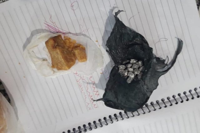 Uma mulher foi presa por tráfico de drogas em Canela na tarde desta quinta-feira. Segundo a Polícia Civil, a investigada não tinha antecedentes criminais, mas é companheira de um traficante que foi preso anteriormente na mesma residência conhecida pela venda de drogas. Uma mulher foi presa por tráfico de drogas em Canela na tarde desta quinta-feira. Segundo a Polícia Civil, a investigada não tinha antecedentes criminais, mas é companheira de um traficante que foi preso anteriormente na mesma residência conhecida pela venda de drogas.