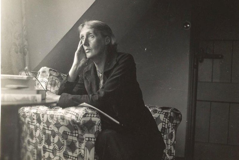 Virginia Woolf sentada em uma poltrona na Monks House