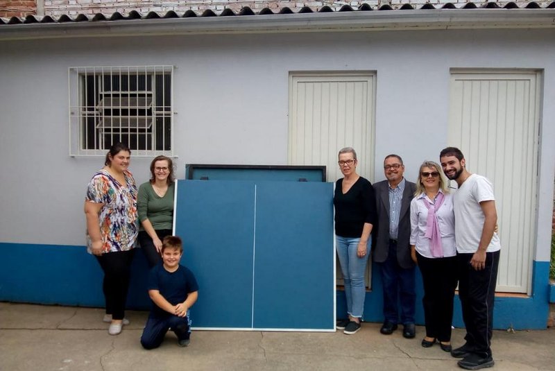 Representantes da associação de moradores do bairro São Leopoldo doam uma mesa de ping-pong para a Escola Estadual Professora Maria Luiza Rosa.