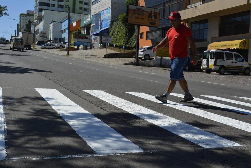 Faixas de segurança da Perimetral Norte, entre Rua Moreira César e BR-116, passam por conservação e pintura.