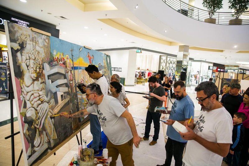  PORTO ALEGRE, RS, BRASIL.   Live painting de um grande painel  é pintado por oito artistas do Atelier Errante em homenagem à Porto Alegre, no Barra Shopping  . (FOTO ANDRÉA GRAIZ/AGÊNCIA RBS)Indexador: Andrea Graiz