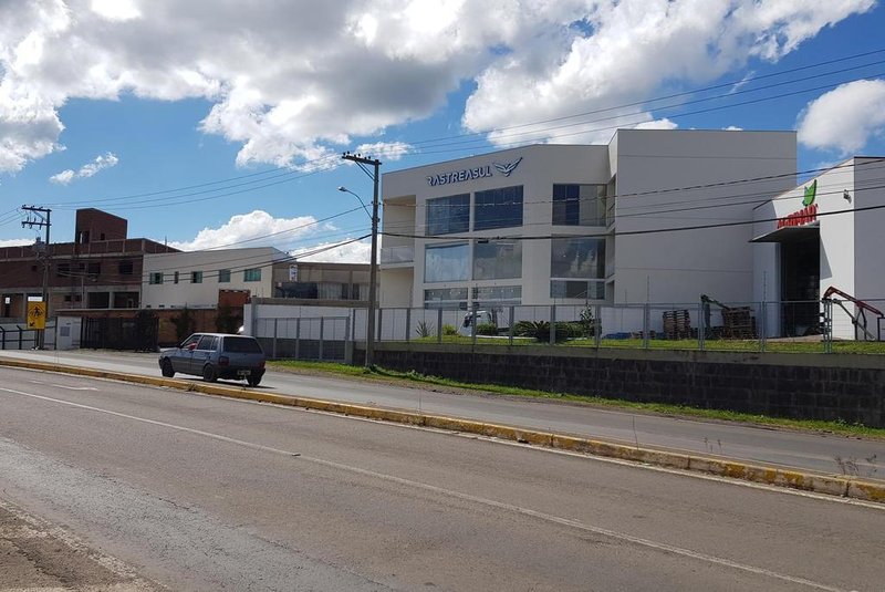 Quem passa pela BR-116, na entrada da cidade de São Marcos, já avista a nova sede da empresa Rastreasul. 