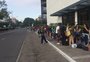 Centenas de pessoas fazem fila para comprar ingressos para show de Sandy e Junior em Porto Alegre