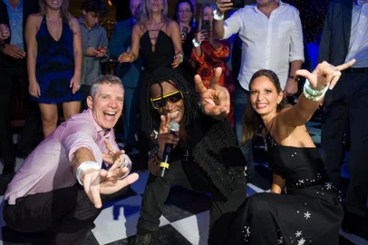  PORTO ALEGREM, RS, BRASIL, 01-04-2019.  Odilon, Toni Garrido e  esposa Luciana Szekir Moreira Garcia. Festa de 50 anos de Odilon Garcia Junior no Country Club com show surpresa de Toni Garrido. (FOTO ANDRÉA GTRAIZ/AGÊNCIA RBS)