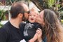 Daniel Scola e Gabriella Bordash com a filha Joana, um ano e cinco meses.