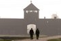 658371833POLÓNIA - 29-07-2016 - O Papa Francisco prestou uma emocionada homenagem às vítimas do nazismo com uma visita, nesta sexta-feira, ao campo de concentração de Auschwitz, na Polônia, onde percorreu em silêncio o local onde mais de 1 milhão de pessoas, em sua imensa maioria judeus, foram assassinadas. (FOTO: JOE KLAMAR / AFP)Editoria: RELLocal: BrzezinkaIndexador: JOE KLAMARSecao: popeFonte: AFPFotógrafo: STF