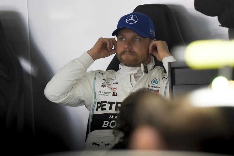  Mercedes Finnish driver Valtteri Bottas sits in his pit garage during the first practice session for the Formula One Chinese Grand Prix in Shanghai on April 12, 2019. (Photo by WANG ZHAO / AFP)Editoria: SPOLocal: ShanghaiIndexador: WANG ZHAOSecao: motor racingFonte: AFPFotógrafo: STR