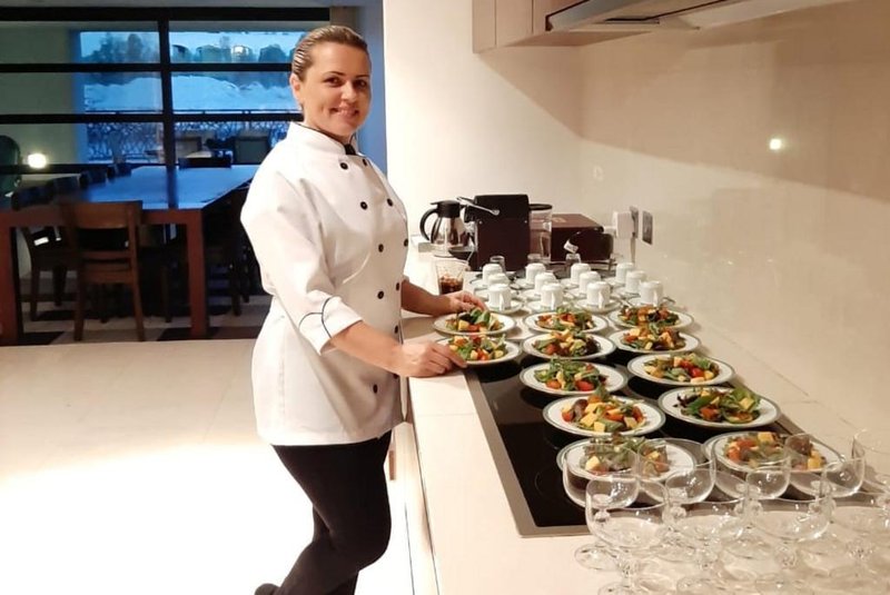 Caxiense Adriana Reis cozinhou para diplomatas que seriam recebidos na embaixada do Brasil em Abu Dhabi