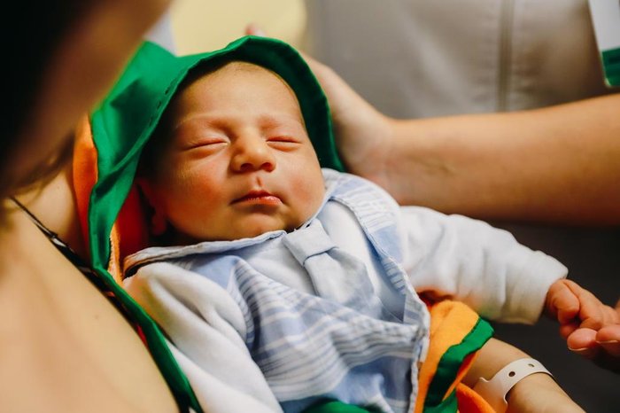 Caio dorme com o cobertor de cenourinha sob os cuidados dos pais, Rithyelen e Fabrício