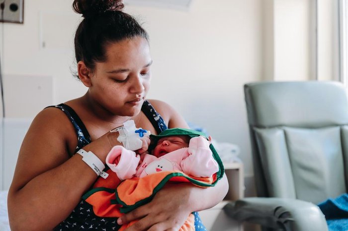 Gabriela não tira os olhos da pequena Valentina