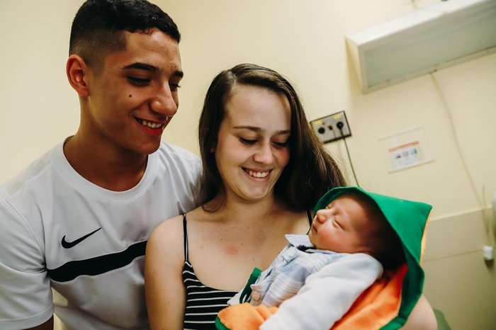 Fabrício e Rithyelen com o filho, Caio
