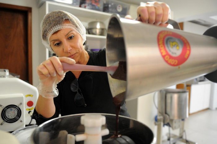 Ana controla todo o processo de produção do chocolate