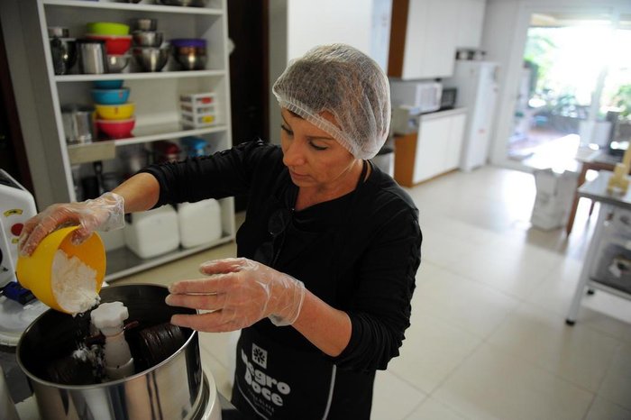 Ana controla todo o processo de produção do chocolate