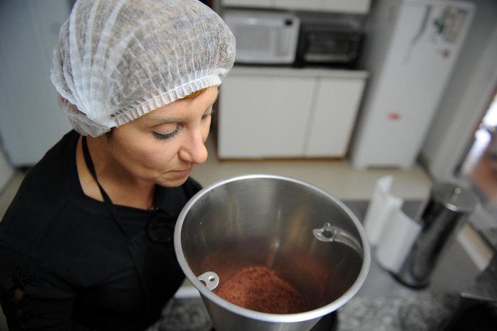 Ana controla todo o processo de produção do chocolate