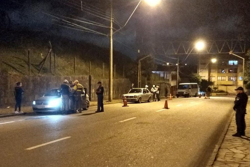 Operação barreiras prende quatro pessoas em Caxias do Sul 