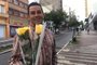 Vanderlei de Oliveira vende flores no Dia do Trabalho