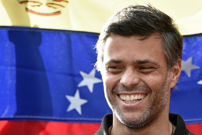 Venezuelan high-profile opposition politician Leopoldo Lopez smiles as he speaks with the press outside the Spanish embassy in Caracas, on May 2, 2019, where he sought refuge since claiming to have been freed from house arrest two days ago by rebel military personnel. - Venezuelas top court on Thursday ordered the arrest of opposition figure Leopoldo Lopez. (Photo by Juan BARRETO / AFP)