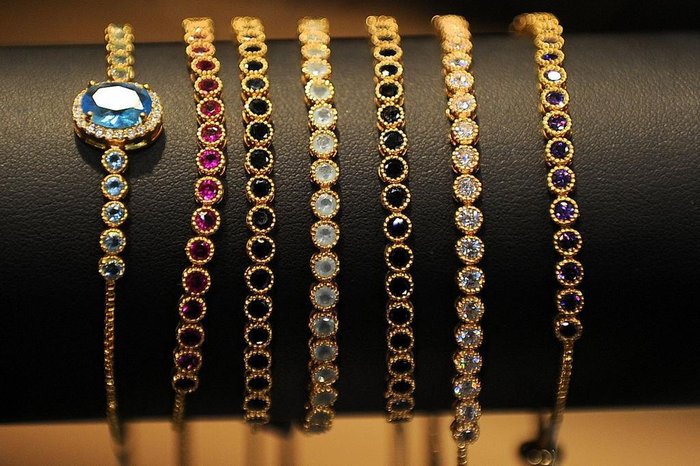 Pulseiras (folheadas a ouro): de R$ 145 a R$ 160