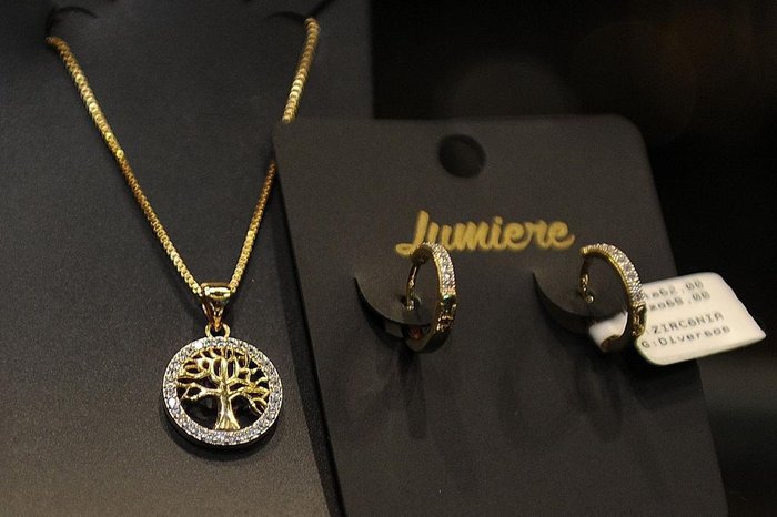 Gargatilha: R$ 90; Brincos: R$ 62 (folheados a ouro)