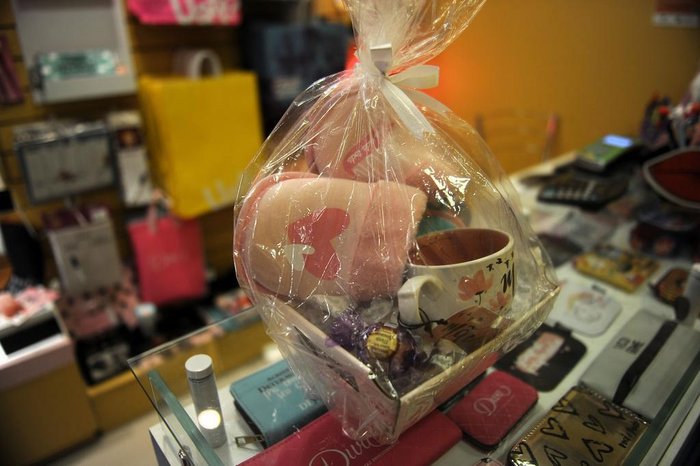 Kit com pantufa, caneca e trufa: R$ 171,60