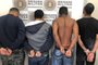 O patrulhamento da Brigada Militar no bairro Kayser levou a prisão de quatro homens com três armas de fogo e mais de 1,6 quilos drogas em Caxias do Sul.