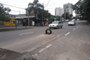 Motoristas que circulam pela Rua Assis Brasil, no bairro Jardelino Ramos, em Caxias do Sul, devem redobrar a atenção: um pneu sustentando por uma pedra alerta para um buraco no meio da pista, próximo à esquina com a Rua Humberto de Campos. 
