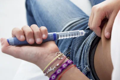 estudante, menina, aplicando insulina