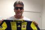 Técnico do Grêmio, Renato Portaluppi, ganha camisa do volante Jailson, hoje no Fenerbahçe