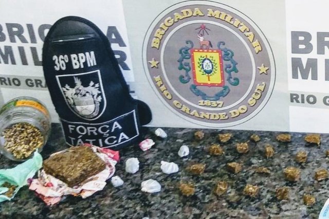 Uma abordagem da Brigada Militar de Farroupilha levou a localização de uma estufa com 33 pés de maconha no interior de Carlos Barbosa. Além das plantas, foram encontradas um tijolo e 28 porções do entorpecente prontas para a venda. Dois homens e uma mulher foram presos. Uma abordagem da Brigada Militar de Farroupilha levou a localização de uma estufa com 33 pés de maconha no interior de Carlos Barbosa. Além das plantas, foram encontradas um tijolo e 28 porções do entorpecente prontas para a venda. Dois homens e uma mulher foram presos.