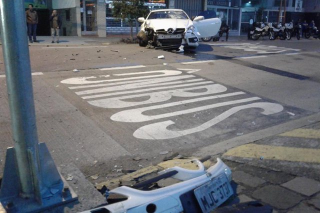 Um motociclista ficou gravemente ferido após uma colisão no Centro de Caxias do Sul no início da noite deste sábado. O acidente envolveu uma Mercedes SLK branca e aconteceu no cruzamento das ruas Pinheiro Machado e Alfredo Chaves. Um motociclista ficou gravemente ferido após uma colisão no Centro de Caxias do Sul no início da noite deste sábado. O acidente envolveu uma Mercedes SLK branca e aconteceu no cruzamento das ruas Pinheiro Machado e Alfredo Chaves.