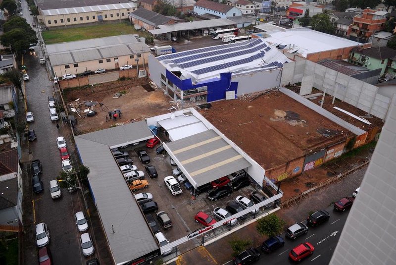  CAXIAS DO SUL, RS, BRASIL (21/05/2019)Telhado do prédio do novo mercado Andreazza no Pio X desafa e fere o diretor da rede. (Antonio Valiente/Agência RBS)