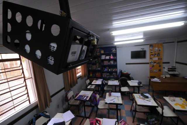 CAXIAS DO SUL, RS, BRASIL, 21/05/2019 - Com dinheiro repassado pela Vara de Execuções Criminais (VEC), a Escola Municipal de Ensino Fundamental Ramiro Pigozzi, no loteamento Arcobaleno, adquiriu nove projetores para as salas de aula. O projeto, de R$ 34 mil, foi aprovado em 2018. As verbas são oriuntas de multas e penas alternativas. VEC abriu edital para novos projetos em 2019. (Marcelo Casagrande/Agência RBS) CAXIAS DO SUL, RS, BRASIL, 21/05/2019 - Com dinheiro repassado pela Vara de Execuções Criminais (VEC), a Escola Municipal de Ensino Fundamental Ramiro Pigozzi, no loteamento Arcobaleno, adquiriu nove projetores para as salas de aula. O projeto, de R$ 34 mil, foi aprovado em 2018. As verbas são oriuntas de multas e penas alternativas. VEC abriu edital para novos projetos em 2019. (Marcelo Casagrande/Agência RBS)