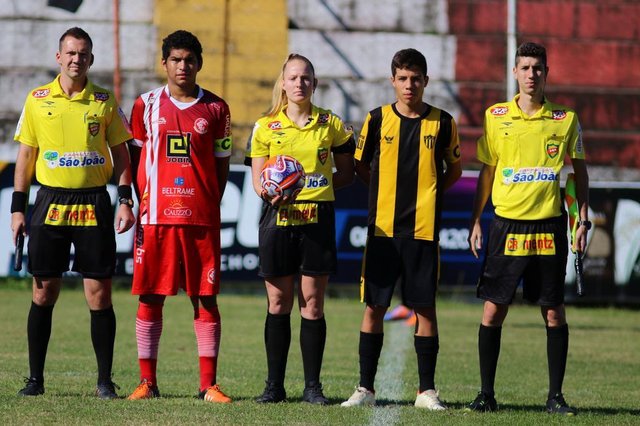 Andressa Hartmann, a única árbitra apta pela FGF para apitar uma partida, ainda está iniciando sua caminhada. Recentemente, ela foi responsável por apitar um jogo do Estadual Juvenil: Inter-SM e Uruguaiana, pela primeira rodada do campeonato, no dia 1º de maio.Indexador: GABRIEL HAESBAERT Andressa Hartmann, a única árbitra apta pela FGF para apitar uma partida, ainda está iniciando sua caminhada. Recentemente, ela foi responsável por apitar um jogo do Estadual Juvenil: Inter-SM e Uruguaiana, pela primeira rodada do campeonato, no dia 1º de maio.Indexador: GABRIEL HAESBAERT