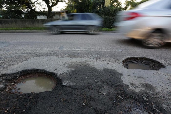 Buracos no bairro Jardim Algarve, em Alvorada, causam prejuízos aos motoristas