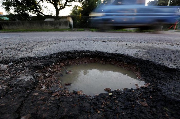 Buracos no bairro Jardim Algarve, em Alvorada, causam prejuízos aos motoristas
