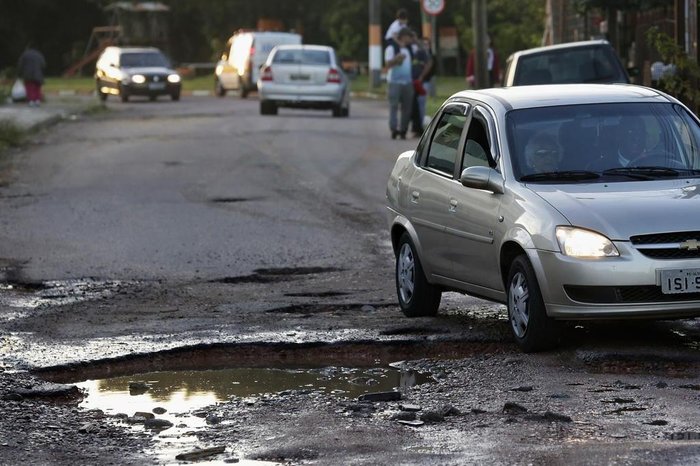 Buracos no bairro Jardim Algarve, em Alvorada, causam prejuízos aos motoristas