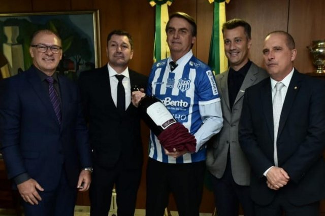 O presidente da República, Jair Bolsonaro, vestiu a camisa do Esportivo no final da tarde desta quinta-feira. Foi em uma visita da comitiva de Bento Gonçalves, liderada pelo presidente do CIC-BG Elton Paulo Gialdi e pelo diretor-geral da ExpoBento Rogério Capoani, em Brasília. O presidente da República, Jair Bolsonaro, vestiu a camisa do Esportivo no final da tarde desta quinta-feira. Foi em uma visita da comitiva de Bento Gonçalves, liderada pelo presidente do CIC-BG Elton Paulo Gialdi e pelo diretor-geral da ExpoBento Rogério Capoani, em Brasília.
