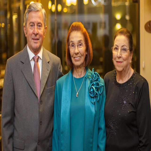 Os pais da noiva, Fulvia Molon, Valdir Laurindo e Maria Pierina Molon e a mãe do noivo Fernando Andreazza, Ilda Maria Manenti no jantar de celebração ao redor dos filhos Caxias do Sul, RS, Brasil Os pais da noiva, Fulvia Molon, Valdir Laurindo e Maria Pierina Molon e a mãe do noivo Fernando Andreazza, Ilda Maria Manenti no jantar de celebração ao redor dos filhos Caxias do Sul, RS, Brasil